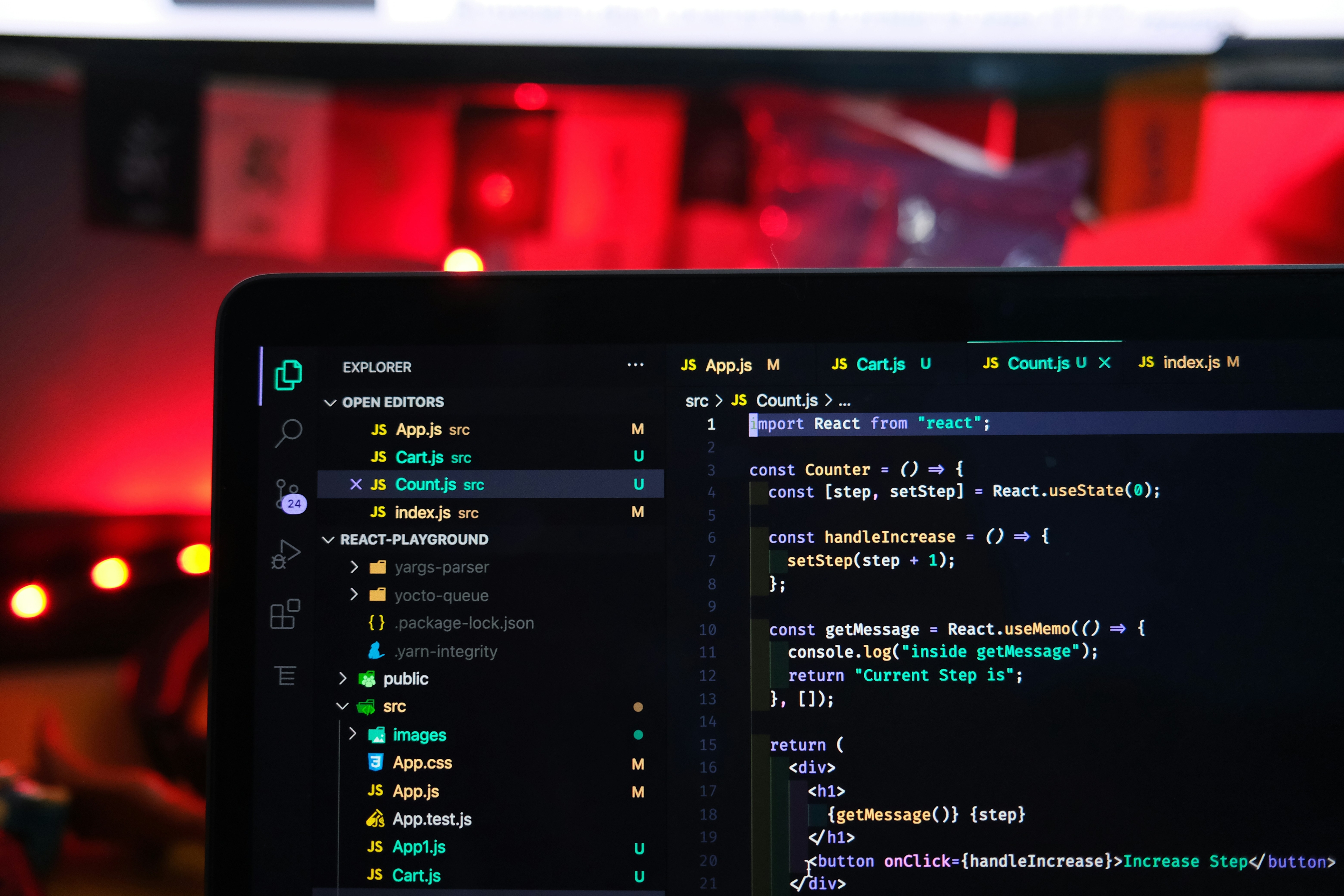 useRef vs. useState - When to Use Each? article image